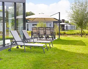 Buitenterras met ligstoelen bij Amerongse Berg 12-persoons woning in Overberg, Utrechtse Heuvelrug.