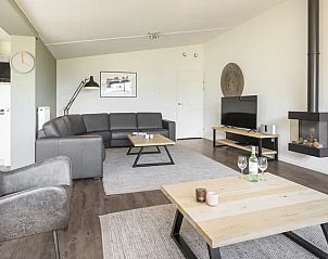 Gezellige zithoek met open haard in Amerongse Berg bungalow, Utrechtse Heuvelrug.
