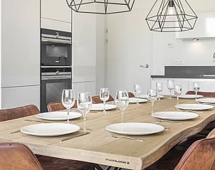 Moderne keuken met eethoek in Amerongse Berg bungalow, Overberg, Utrecht.