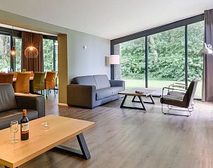 Gezellige woonkamer in Amerongse Berg vakantiehuis in Overberg, Utrechtse Heuvelrug, met comfortabele zitplaatsen.