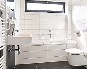 Moderne badkamer in Amerongse Berg vakantiehuis in Overberg met ligbad, Utrechtse Heuvelrug, Utrecht.