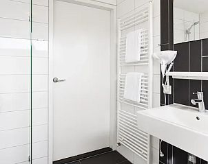 Luxe badkamer met inloopdouche in Amerongse Berg vakantiehuis in Overberg, Utrechtse Heuvelrug, Utrecht.