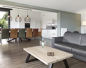 Moderne woonkamer in Amerongse Berg vakantiehuis, Overberg, met ruime zithoek en eetgedeelte.