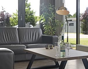 Stijlvolle zithoek met uitzicht op de tuin in Amerongse Berg, vakantieverblijf in Overberg.