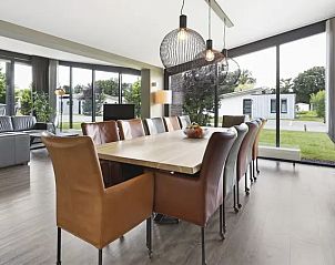 Eetkamer met moderne inrichting in Amerongse Berg 12-persoons vakantiehuis, Overberg.