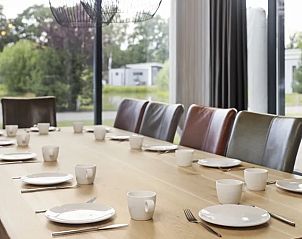 Gedekte eettafel voor twaalf personen in Amerongse Berg vakantieaccommodatie, Utrecht.