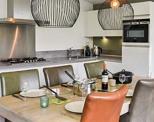 Eetkamer en keuken in Amerongse Berg 6-persoons vakantiehuis, Overberg, Utrechtse Heuvelrug, met moderne inrichting.
