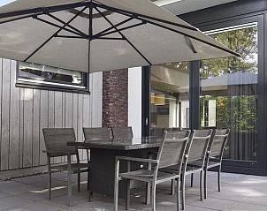 Terras met eettafel in Amerongse Berg 6-persoons bungalow, Overberg, Utrechtse Heuvelrug, ideaal voor buitenmaaltijden.