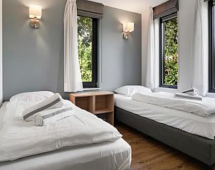 Slaapkamer met twee eenpersoonsbedden in Amerongse Berg 6-persoons bungalow, Overberg, Utrechtse Heuvelrug.