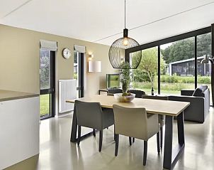 Stijlvolle eetkamer in de Amerongse Berg 4-persoons bungalow, gelegen in het groene Overberg, Utrecht.
