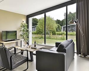 Gezellige woonkamer met uitzicht op de natuur in de Amerongse Berg 4-persoons accommodatie, Utrechtse Heuvelrug.