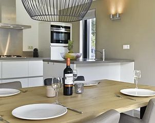 Eetkamer en keuken in de Amerongse Berg 4-persoons woning, ideaal voor een vakantie in Overberg, Utrecht.