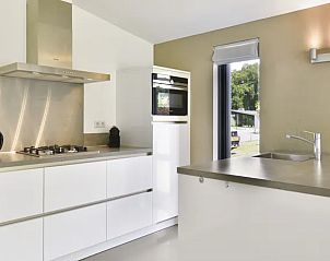 Moderne keuken met apparatuur in de Amerongse Berg 4-persoons bungalow in Overberg, Utrecht.