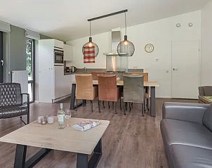 Moderne woonkamer in Amerongse Berg 6-persoons kinderwoning, Overberg, Utrechtse Heuvelrug.