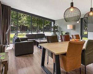 Eetkamer met moderne inrichting in Amerongse Berg 6-persoons kinderwoning, Overberg, Utrechtse Heuvelrug.