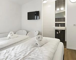 Moderne badkamer met douche in Amerongse Berg 6-persoons kinderwoning, Overberg, Utrechtse Heuvelrug.