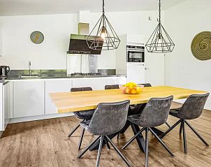 Strakke keukeninrichting in Amerongse Berg vakantieaccommodatie, Overberg