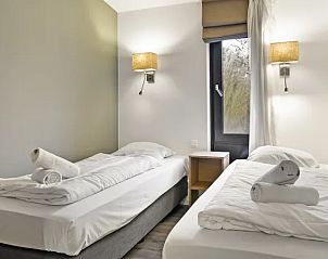 Moderne badkamer met douche en toilet in Amerongse Berg bungalow, Utrecht