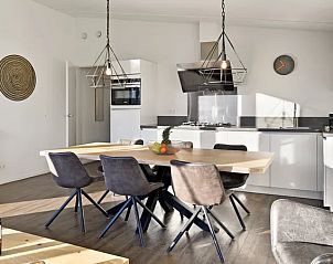 Open keuken en eetruimte in Amerongse Berg bungalow, Overberg, Utrechtse Heuvelrug.