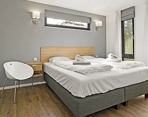 Lichte slaapkamer met uitzicht in de Amerongse Berg woning, Overberg, Utrechtse Heuvelrug.