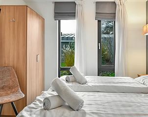 Twee eenpersoonsbedden in knusse slaapkamer van Amerongse Berg bungalow, Overberg, Utrechtse Heuvelrug.