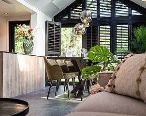 Gezellige zithoek in Lodge Royal Eco met wellness, vakantiehuis in Lage Vuursche, Utrechtse Heuvelrug.