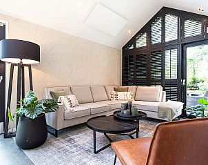 Ruime woonkamer in Lodge Royal Eco met wellness, vakantiehuis in Lage Vuursche, Utrechtse Heuvelrug.