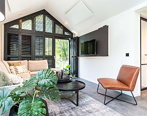 Moderne woonkamer met uitzicht in Lodge Royal Eco met wellness, vakantiehuis in Lage Vuursche, Utrechtse Heuvelrug.