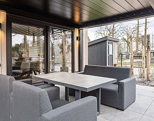 Gezellig terras van Lodge Royal Eco, perfect voor buitenontspanning in Lage Vuursche, Utrecht.