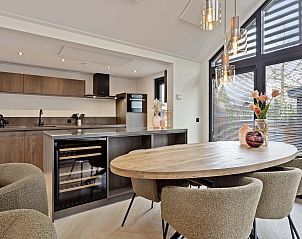 Eetruimte met houten tafel in Lodge Royal Eco, ideaal voor familiediners, Utrechtse Heuvelrug.