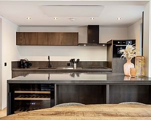 Keuken en eetruimte in Lodge Royal Eco, voorzien van moderne apparatuur, Utrechtse Heuvelrug.