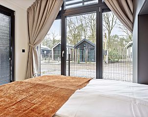 Slaapkamer met uitzicht in Lodge Royal Eco, comfortabel vakantiehuis in Utrechtse Heuvelrug.