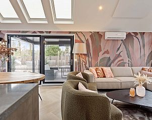 Gezellige woonkamer in Lodge Royal Eco, met comfortabele zitplaatsen, Utrechtse Heuvelrug.