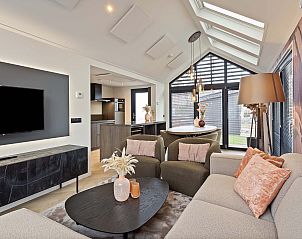 Moderne woonkamer met TV in Lodge Royal Eco, vakantiehuis in Lage Vuursche, Utrecht.