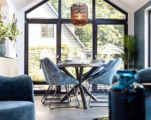 Stijlvolle eetruimte in Lodge Royal Eco, Utrechtse Heuvelrug, met uitzicht op de natuur in Lage Vuursche.