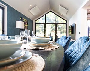 Eetkamer in Lodge Royal Eco, Utrechtse Heuvelrug, met elegant gedekte tafel en moderne inrichting in Lage Vuursche.