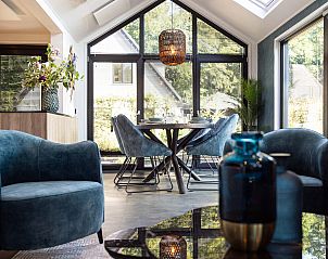 Gezellige binnenruimte van Lodge Royal Eco, glamping lodge in Lage Vuursche, met comfortabele zitplaatsen.