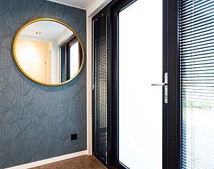 Ingang van Lodge Royal Eco, glamping lodge in Lage Vuursche, met stijlvolle decoratie op de Utrechtse Heuvelrug.