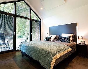 Comfortabele slaapkamer in Lodge Royal Eco, vakantiehuis in Lage Vuursche, met uitzicht op de natuur.