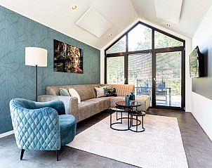Lichte woonkamer in Lodge Royal Eco, glamping lodge in Lage Vuursche, met moderne inrichting.