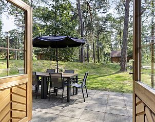 Genieen Sie die ruhige Umgebung auf der Terrasse der Vakantiewoning Sparrendaal in Doorn, Utrechtse Heuvelrug, umgeben von der Natur.