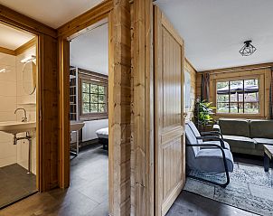 Gemtlicher Innenbereich der Vakantiewoning Sparrendaal in Doorn, Utrechtse Heuvelrug, mit Holzinterieur und Gartenblick.