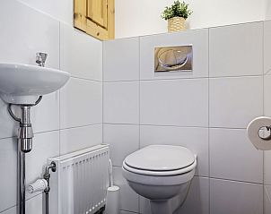 Modernes Badezimmer in Vakantiewoning Sparrendaal, Doorn, Utrechtse Heuvelrug, mit stilvollen Sanitrobjekten und ruhigem Ambiente.