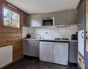 Moderne Kche im Ferienhaus Sparrendaal, Doorn, Utrechtse Heuvelrug. Vollstndig ausgestattet fr einen komfortablen Aufenthalt in einem Ferienhaus.