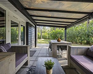 Geniet van de ruime veranda van Bungalow Schoonoord in Doorn, Utrechtse Heuvelrug. Perfect vakantiehuis in een groene omgeving.