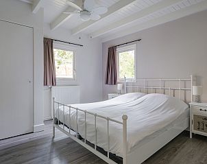 Lichte slaapkamer in Bungalow Schoonoord, Doorn, Utrechtse Heuvelrug. Comfortabel vakantiehuis met serene uitstraling.