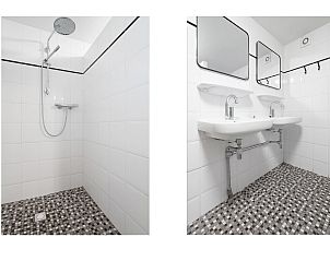 Moderne badkamer in Bungalow Schoonoord, Doorn, Utrechtse Heuvelrug, met stijlvolle douche en dubbele wastafel voor ultiem comfort.