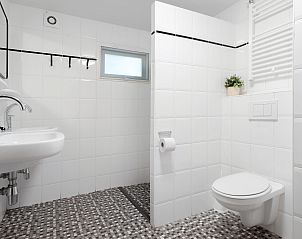 Moderne badkamer in Bungalow Schoonoord, Doorn, Utrechtse Heuvelrug. Comfortabel vakantiehuis met stijlvolle voorzieningen en serene omgeving.