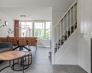 Stilvolles Esszimmer im Bungalow Kraaijbeek, Doorn, mit moderner Einrichtung und viel natrlichem Licht an der Utrechtse Heuvelrug.