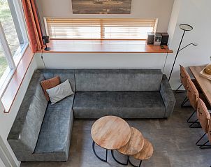 Helle und gerumige Sitzecke im Bungalow Kraaijbeek, Doorn, ideal zum Entspannen in der Natur von Utrecht.